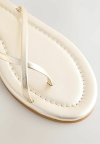 Next FOREVER COMFORT - Sandalai su T formos dirželiu - soft gold leather
