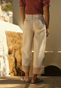 Next CROPPED TURN UP - Flared Jeans - ecru white