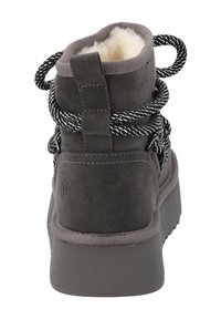 Stivaletti alla caviglia in camoscio grigio con finitura testurizzata, lacci stampati in bianco e nero, imbottitura soffice e suola in gomma spessa.