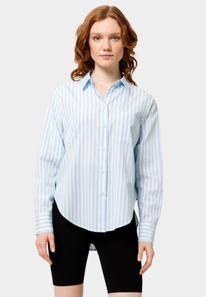 Camicia button-up a righe blu e bianche con una sola tasca sul petto, orlo arrotondato e maniche lunghe. Realizzata in tessuto leggero.