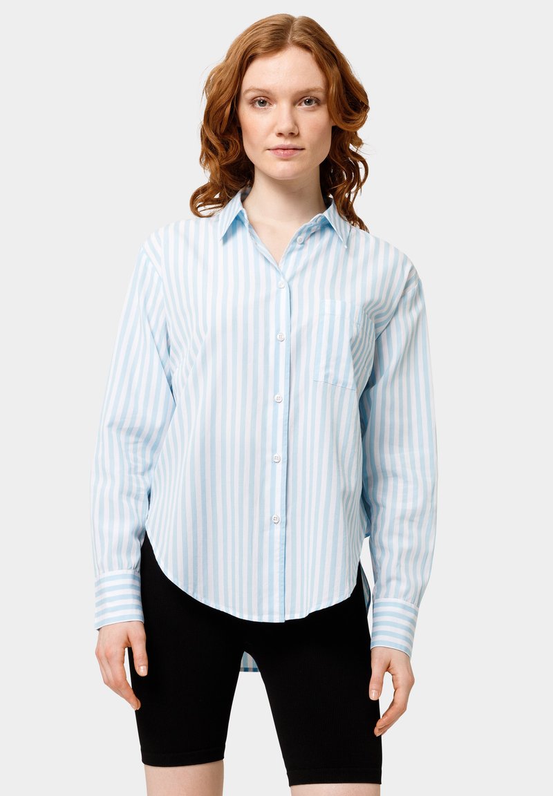 Camicia button-up a righe blu e bianche con una sola tasca sul petto, orlo arrotondato e maniche lunghe. Realizzata in tessuto leggero.