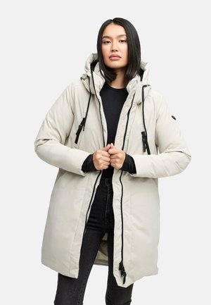Cappotto imbottito grigio chiaro con cappuccio, cordini regolabili e chiusura con cerniera frontale. Accenti neri e design slim fit visibili.