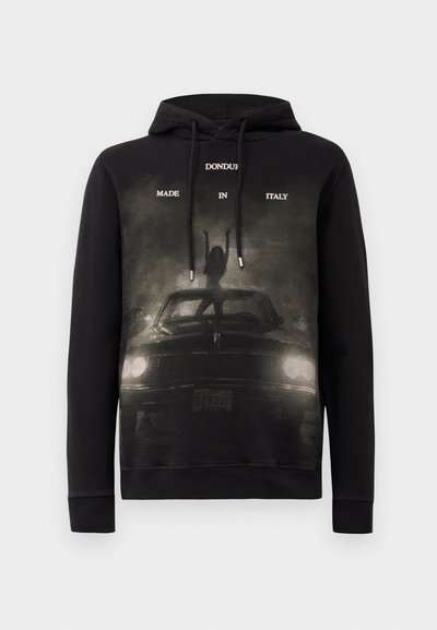 Zwarte hoodie met een grafische print van een vrouw die op een vintage auto staat. De tekst "DONdup MADE IN ITALY" staat opvallend bovenaan.