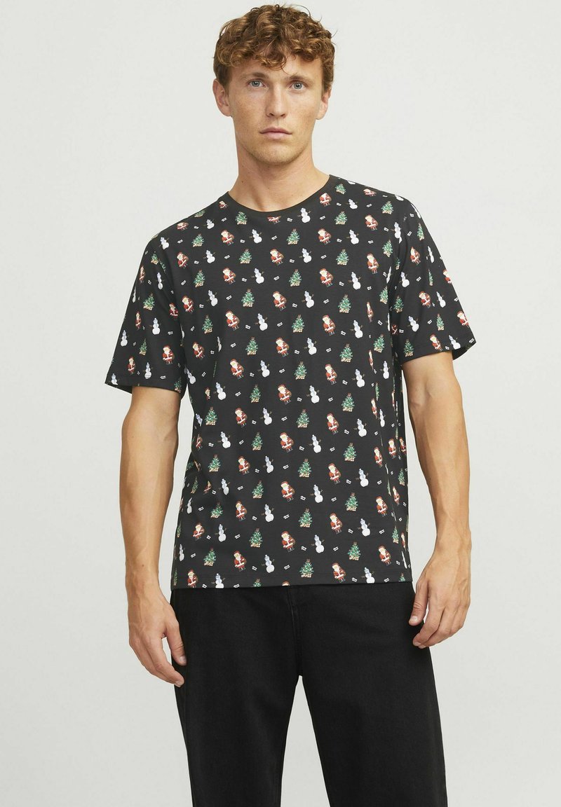 Zwarte T-shirt met korte mouwen met een herhalend patroon van kerstmannen, sneeuwpoppen en kerstbomen in levendige kleuren. Zachte katoenmix.