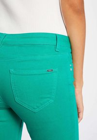 Morgan PETRA - Vaqueros slim fit - mottled green