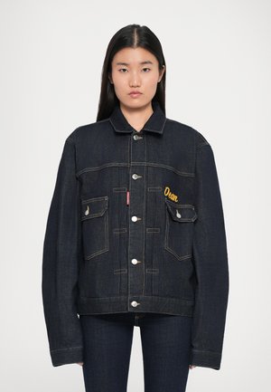 Temno denim jakna z gumbom spredaj, dvema žeštnima žepoma in rumenimi vezeninami. Ima široke rokave in kontrastno šivanje.
