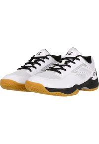 Vita sportskor i mesh och syntetiska material, svarta snören, gummisula och silverfärgade detaljer på sidorna.