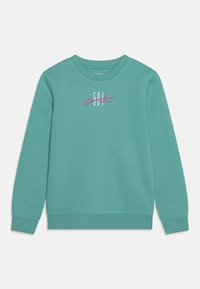 Sudadera turquesa con cuello redondo, puños y dobladillo acanalados. Presenta un texto bordado en blanco y rosa en la parte frontal. Textura de tela suave.
