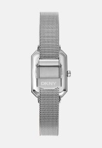 Zilveren metalen horloge met een rechthoekige kast, mesh band en een minimalistisch ontwerp. Beschikt over een kleine kroon en een gegraveerd logo op de sluiting.