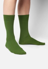 Grüne Baumwollsocken mit einem gerippten Bündchen, knöchellangem Design und glatter Textur. Verfügt über eine nahtlose Zehenpartie für mehr Komfort.