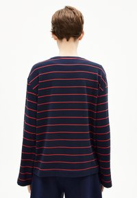 Marineblaue Langarmshirt mit roten horizontalen Streifen, ausgestattet mit einem Rundhalsausschnitt und einer lockeren Passform. Weicher Stoff mit minimalen Details.