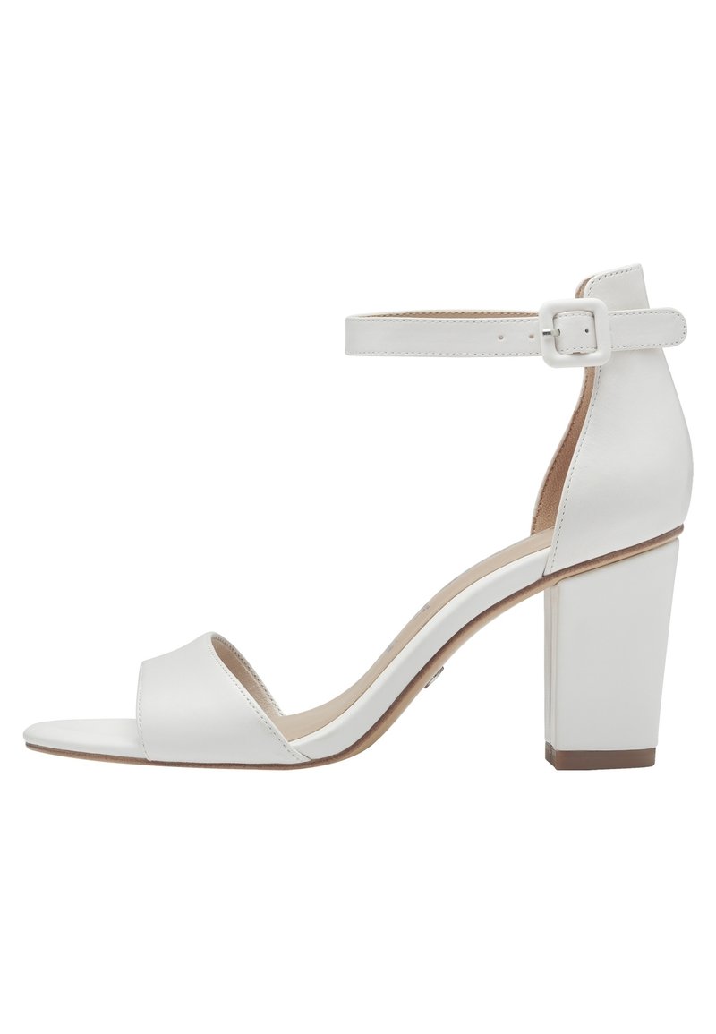 Sandalia de tacón alto de cuero blanco con tacón cuadrado, punta descubierta, tira delantera ancha y tira para el tobillo con hebilla. Textura suave y diseño minimalista.