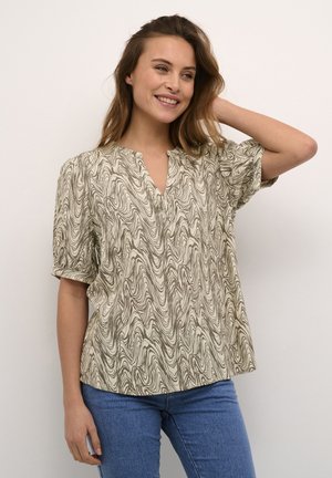 Blusa a maniche corte con un motivo cremoso e marrone, caratterizzata da scollatura a V e vestibilità comoda, realizzata in tessuto leggero.