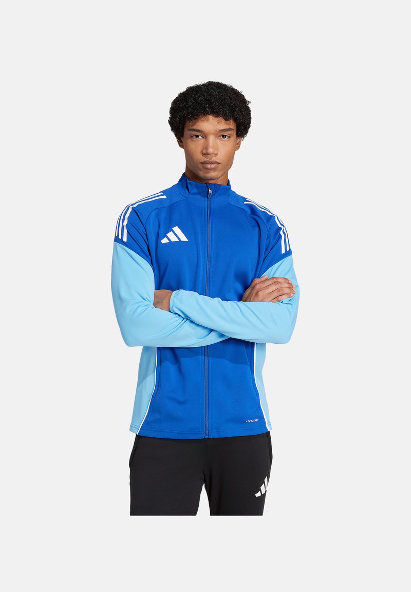 Blaues Polyester-Sportjackett mit hellblauen Ärmeln, weißen Streifen, hohem Kragen, durchgehendem Reißverschluss und Logodetail auf der Brust.