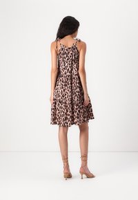 Φ�ορμαλέ φόρεμα σε ροζ χρώμα με μαύρη λεοπάρ εκτύπωση, διαθέτοντας spaghetti straps και σ gathered μέση. Μήκος γόνατος με φαρδύ φούστα.