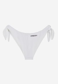 Valkoinen bikinihousu, jossa on nyörit sivuilla, sileä rakenne ja pieni musta "FREDDY"-logo edessä.