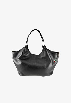 Zwarte leren tote bag met een zachte, gestructureerde oppervlakte, voorzien van twee handgrepen en een klein Italiaans vlagaccent. Eenvoudig, rond ontwerp.