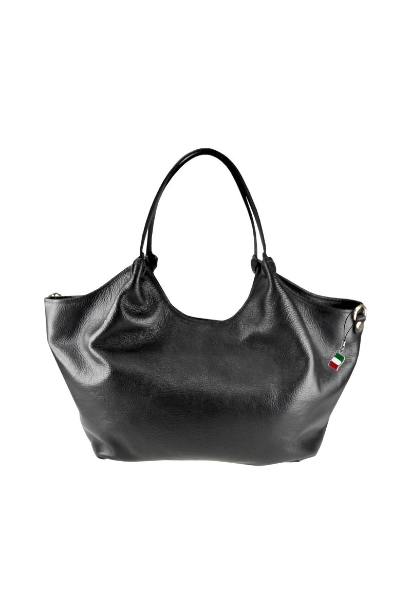 Zwarte leren tote bag met een zachte, gestructureerde oppervlakte, voorzien van twee handgrepen en een klein Italiaans vlagaccent. Eenvoudig, rond ontwerp.