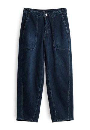 Pantaloni in denim blu scuro con una vestibilità rilassata, dotati di tasche a toppa frontali, chiusura con bottone e cuciture visibili sulle gambe.