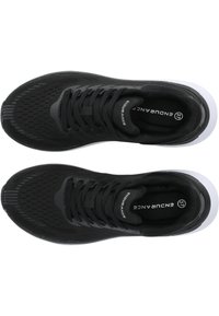 Baskets de sport noires avec un dessus en maille texturée, au design épuré, et une semelle extérieure blanche. Présentent des lacets noirs et un logo à l'intérieur. Taille 37.