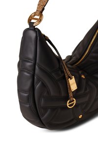 Schwarze Leder-Hobo-Tasche mit gestepptem Design, goldenen Hardware-Akzenten und einem geflochtenen Trageriemen. Verfügt über einen Reißverschluss und einen Markenanhänger.