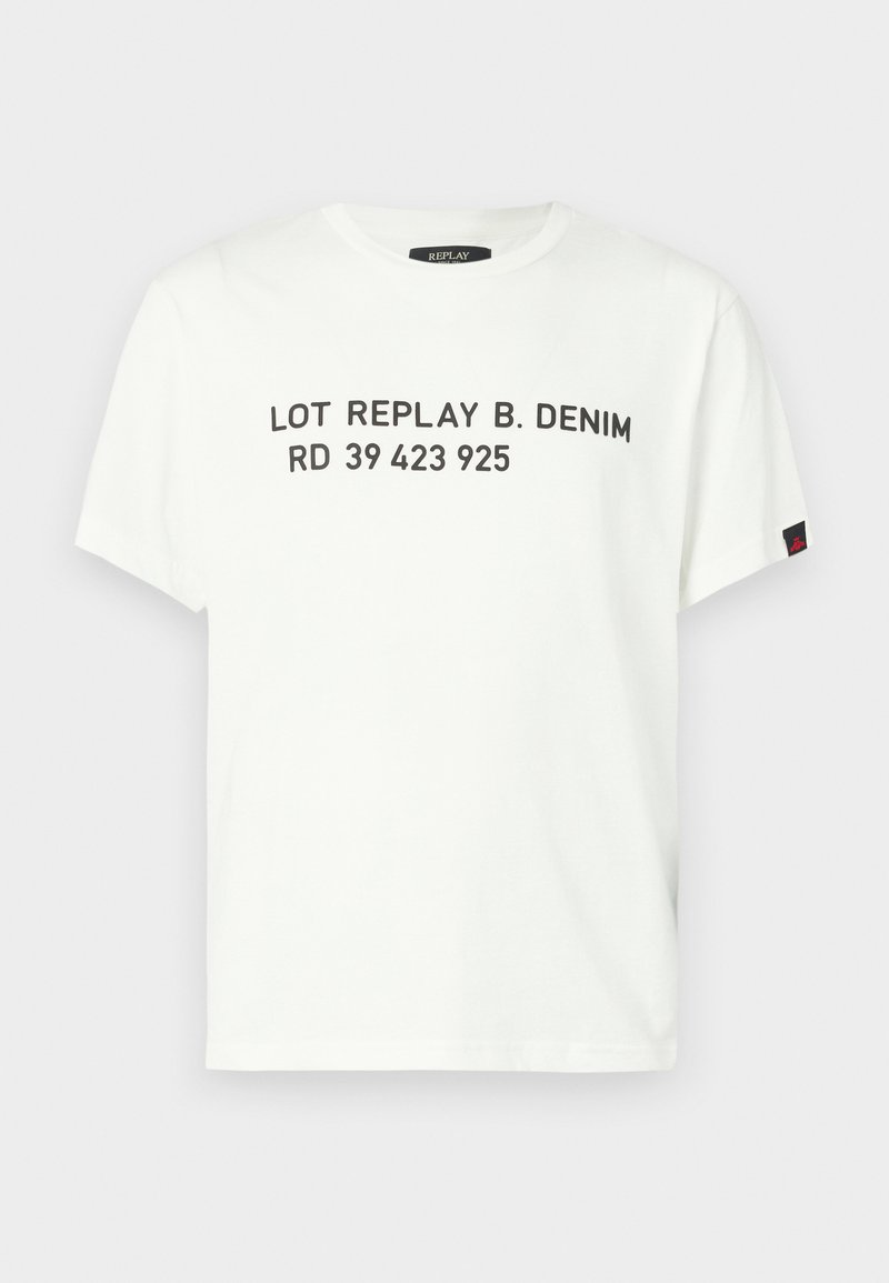 T-shirt en coton blanc avec un texte noir en gras : "LOT REPLAY B. DENIM RD 39 423 925". Comprend un petit logo rouge sur la manche.