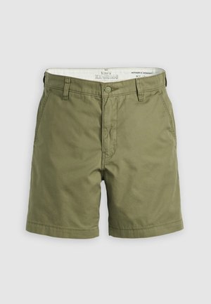 Pantaloncini chino verde oliva realizzati in cotone. Presentano una chiusura con bottone, passanti per la cintura e taglio dritto. Texture liscia con design classico.