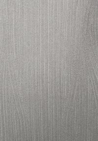 Tecido cinza claro com textura vertical em nervuras, exibindo um brilho subtil. A superfície lisa apresenta linhas finamente tecidas para um aspeto suave e elegante.