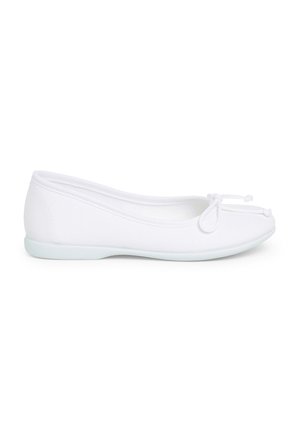 Ballerines blanches en toile avec un bout rond et un petit nœud sur le devant. Semelle en caoutchouc souple et lisse pour le confort.