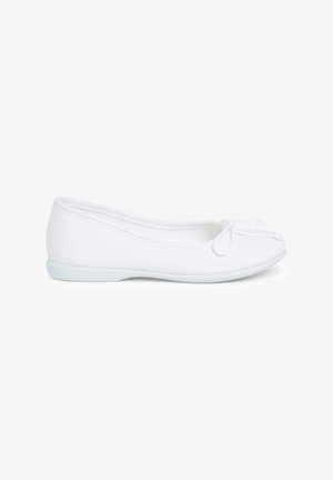 Ballerine bianche in tela con punta tonda e un piccolo fiocco sul davanti. Suola in gomma flessibile e liscia per il massimo comfort.