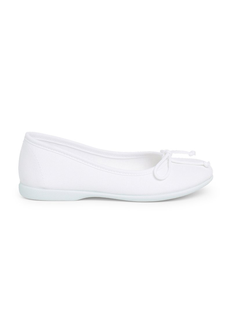 Ballerine bianche in tela con punta tonda e un piccolo fiocco sul davanti. Suola in gomma flessibile e liscia per il massimo comfort.