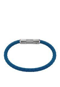 Bracelet en silicone bleu avec une texture tressée et un fermoir en acier inoxydable argenté avec une surface texturée et le nom de la marque "FOSSIL."