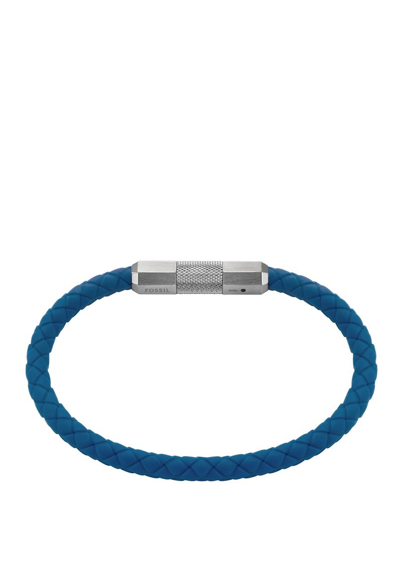 Bracelet en silicone bleu avec une texture tressée et un fermoir en acier inoxydable argenté avec une surface texturée et le nom de la marque "FOSSIL."