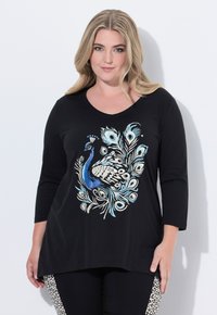 Schwarzes Langarmoberteil mit einem Design von Pfau in Blau und Weiß sowie Federakzenten, aus weichem Stoff mit lässigem Schnitt.