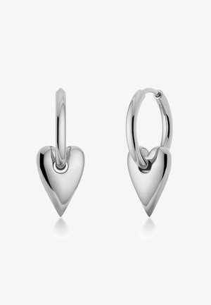 Pendientes de aro plateados con colgantes en forma de corazón, textura suave, superficie reflectante y un diseño elegante y minimalista.