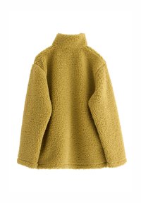 Maglione in pile giallo senape, caratterizzato da un colletto alto, superficie testurizzata, spalle scese e maniche con polsini.