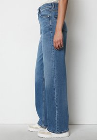 Marc O'Polo DENIM HIGH WAIST LENGTH - Široke nogavice - multi mid blue marble