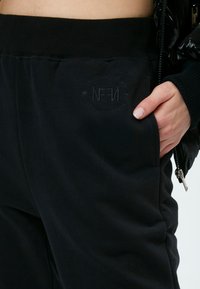 INFLUENCER LOGO EMBROIDERED - Jogginghose - black