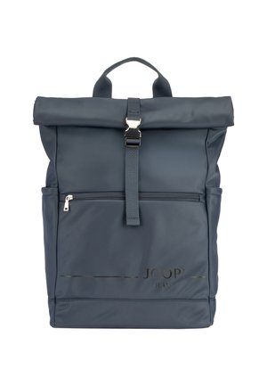 Zaino grigio scuro con chiusura a rotolo, tasca frontale con zip, maniglia superiore e cintura centrale con fibbia, con logo "JOOP! JEANS" tenue in basso davanti.