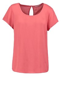 Blouse rose corail à manches courtes avec encolure ronde et petite ouverture en trou de serrure au dos, en tissu léger et lisse.