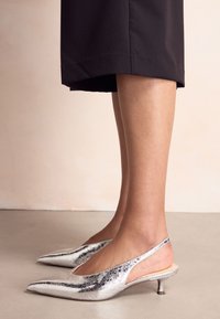 Next STANDARD/WIDE FIT - FOREVER COMFORT POINT TOE LOW KITTEN  - Escarpins - metallic grey