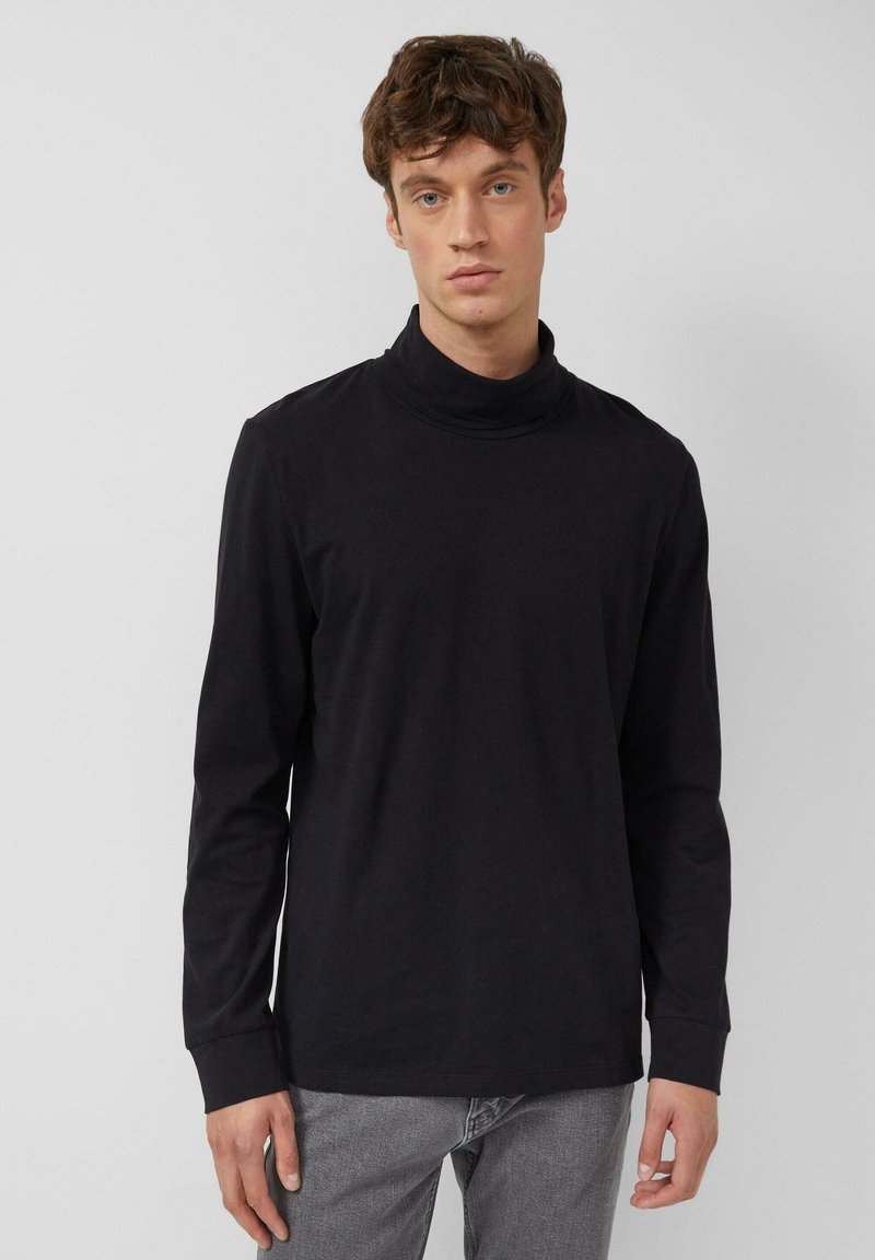 Schwarzes Langarm-Turtleneck-Shirt aus weichem Stoff, mit tailliertem Schnitt und geripptem Textur am Kragen und an den Bündchen.