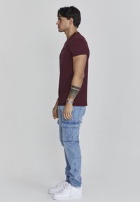 SIKSILK - T-shirt z nadrukiem