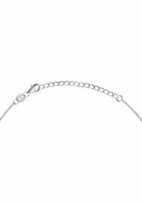 Collana d'argento con un design di catena delicato, dotata di chiusura a granchio e anelli regolabili per versatilità nelle misure. Finitura liscia su tutta la superficie.