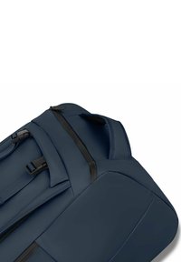 Zaino blu scuro con spallacci imbottiti, fibbie nere e una maniglia sulla parte superiore su sfondo bianco.