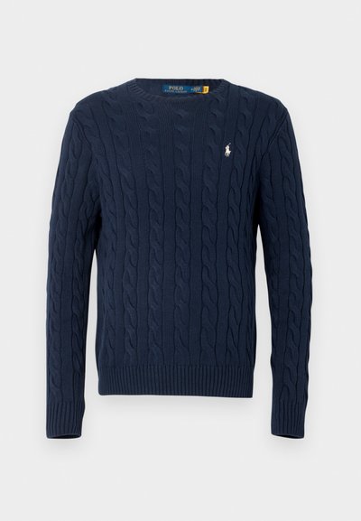 Μπλε ναυτικό πλεκτό πουλόβερ με μακριά μανίκια και στρογγυλή λαιμόκοψη, με μικρό λευκό κεντητό λογότυπο Polo Ralph Lauren στο αριστερό μέρος του στήθους.