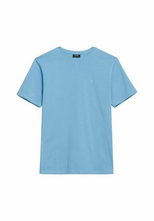 Jasnoniebieska bawełniana koszulka z okrągłym dekoltem i krótkimi rękawami, z małym logo na lewej piersi. Miękka, gładka tekstura.