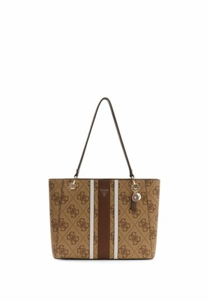 Sac fourre-tout marron à motif avec doubles bretelles, rayures verticales centrales, et petit pendentif logo en métal suspendu sur le côté droit avant.