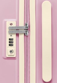 Roze koffer met crèmekleurige accenten, uitgerust met een ritssluiting, cijferslot en metallic hardware. Gladde textuur en verticale strepen.