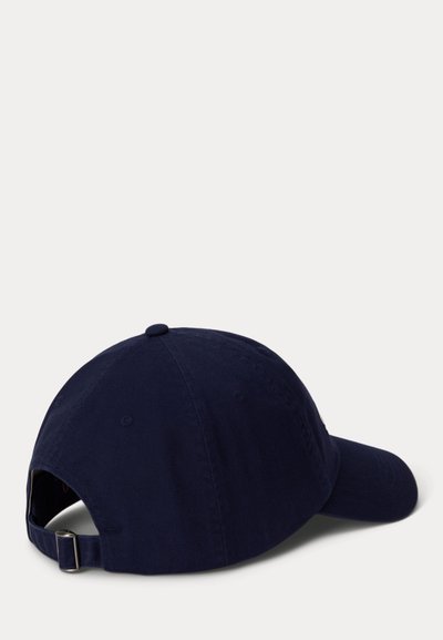Casquette de baseball ajustable bleu marine avec fermeture à boucle métallique, visière courbée et construction en tissu à six panneaux.
